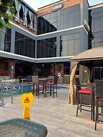 Q Nuts Lounge And Suites