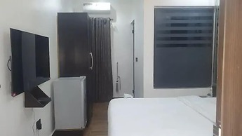 Q Nuts Lounge And Suites