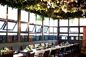 Q Nuts Lounge And Suites