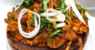 Q Nuts Lounge And Suites