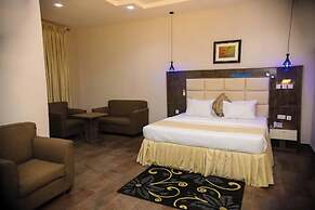 Q Nuts Lounge And Suites