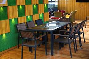 Q Nuts Lounge And Suites