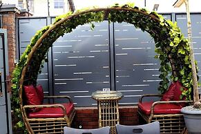 Q Nuts Lounge And Suites