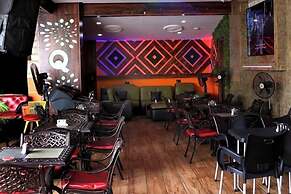 Q Nuts Lounge And Suites