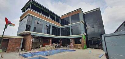 Q Nuts Lounge And Suites