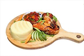 Q Nuts Lounge And Suites