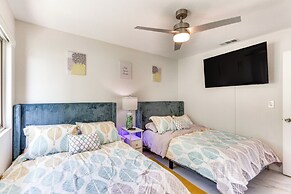 Game Room, Hot Tub & Mtn Views: Palm Springs Gem