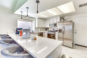 Game Room, Hot Tub & Mtn Views: Palm Springs Gem