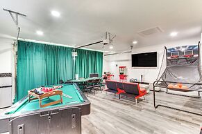 Game Room, Hot Tub & Mtn Views: Palm Springs Gem