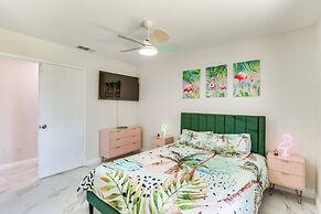 Game Room, Hot Tub & Mtn Views: Palm Springs Gem