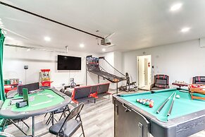 Game Room, Hot Tub & Mtn Views: Palm Springs Gem