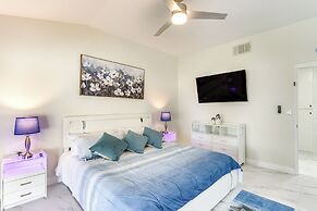 Game Room, Hot Tub & Mtn Views: Palm Springs Gem