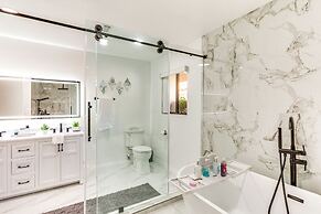 Game Room, Hot Tub & Mtn Views: Palm Springs Gem