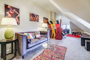 Near Dtwn, Dining & Bars: Spacious Cincy Home Base