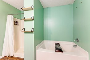 18 Mi to Atlanta: Family Retreat w/ Patio