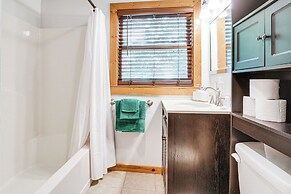 5 Mi to Helen: Hideaway w/ Deck & Grill!