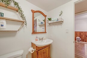 Near Fossil Creek & Trails: Scenic Pine Cabin!