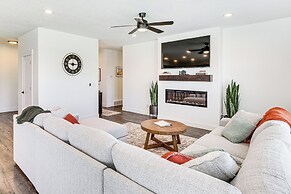 6 Mi to Great Salt Lake: Mtn-view Retreat!