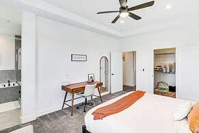 6 Mi to Great Salt Lake: Mtn-view Retreat!