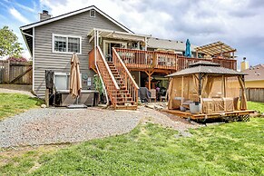 Lower-level Apt w/ Hot Tub & Sauna in Graham!