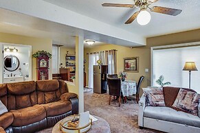 Lower-level Apt w/ Hot Tub & Sauna in Graham!