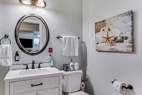 Lower-level Apt w/ Hot Tub & Sauna in Graham!