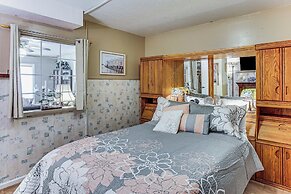 Lower-level Apt w/ Hot Tub & Sauna in Graham!