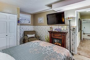 Lower-level Apt w/ Hot Tub & Sauna in Graham!