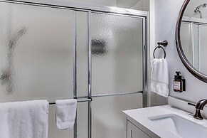 Lower-level Apt w/ Hot Tub & Sauna in Graham!