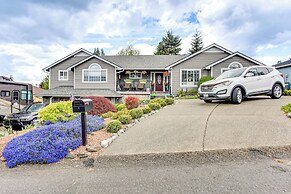 Lower-level Apt w/ Hot Tub & Sauna in Graham!