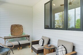 Walk to Lake Erie: Sleek Retreat w/ Screened Patio