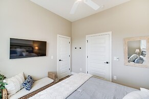 Walk to Lake Erie: Sleek Retreat w/ Screened Patio