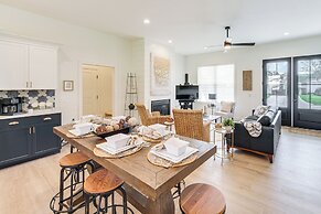 Walk to Lake Erie: Sleek Retreat w/ Screened Patio