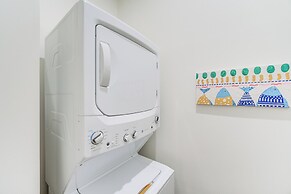 Walk to Lake Erie: Sleek Retreat w/ Screened Patio