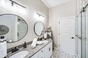 Walk to Lake Erie: Sleek Retreat w/ Screened Patio