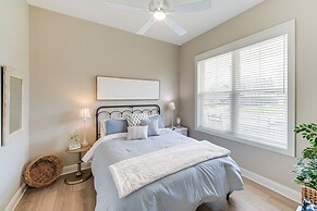 Walk to Lake Erie: Sleek Retreat w/ Screened Patio