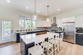 Walk to Lake Erie: Sleek Retreat w/ Screened Patio