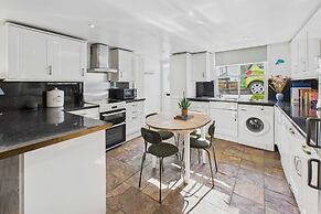 Host Stay Luna Cottage