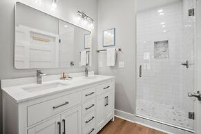 Spacious and Stylish 4-bed, 4.5-bath Home With Stunning Golf Views