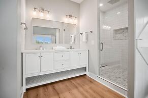 Spacious and Stylish 4-bed, 4.5-bath Home With Stunning Golf Views