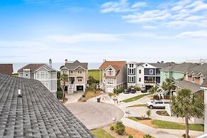 Spacious and Stylish 4-bed, 4.5-bath Home With Stunning Golf Views