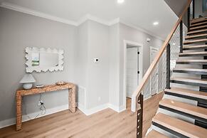 Spacious and Stylish 4-bed, 4.5-bath Home With Stunning Golf Views