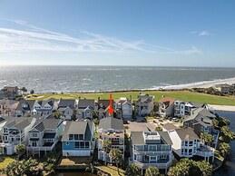 Spacious and Stylish 4-bed, 4.5-bath Home With Stunning Golf Views