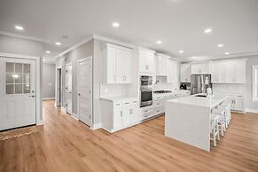 Spacious and Stylish 4-bed, 4.5-bath Home With Stunning Golf Views