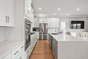 Spacious and Stylish 4-bed, 4.5-bath Home With Stunning Golf Views