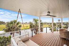 Spacious and Stylish 4-bed, 4.5-bath Home With Stunning Golf Views