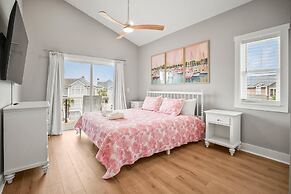 Spacious and Stylish 4-bed, 4.5-bath Home With Stunning Golf Views