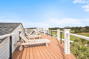 Spacious and Stylish 4-bed, 4.5-bath Home With Stunning Golf Views