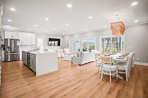 Spacious and Stylish 4-bed, 4.5-bath Home With Stunning Golf Views