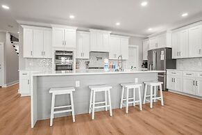 Spacious and Stylish 4-bed, 4.5-bath Home With Stunning Golf Views